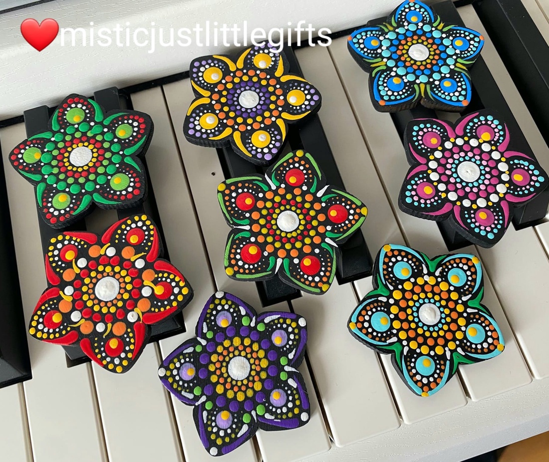 Brosa marțișor floare multicolora - bijuterii - mărțișor - Artynos.ro