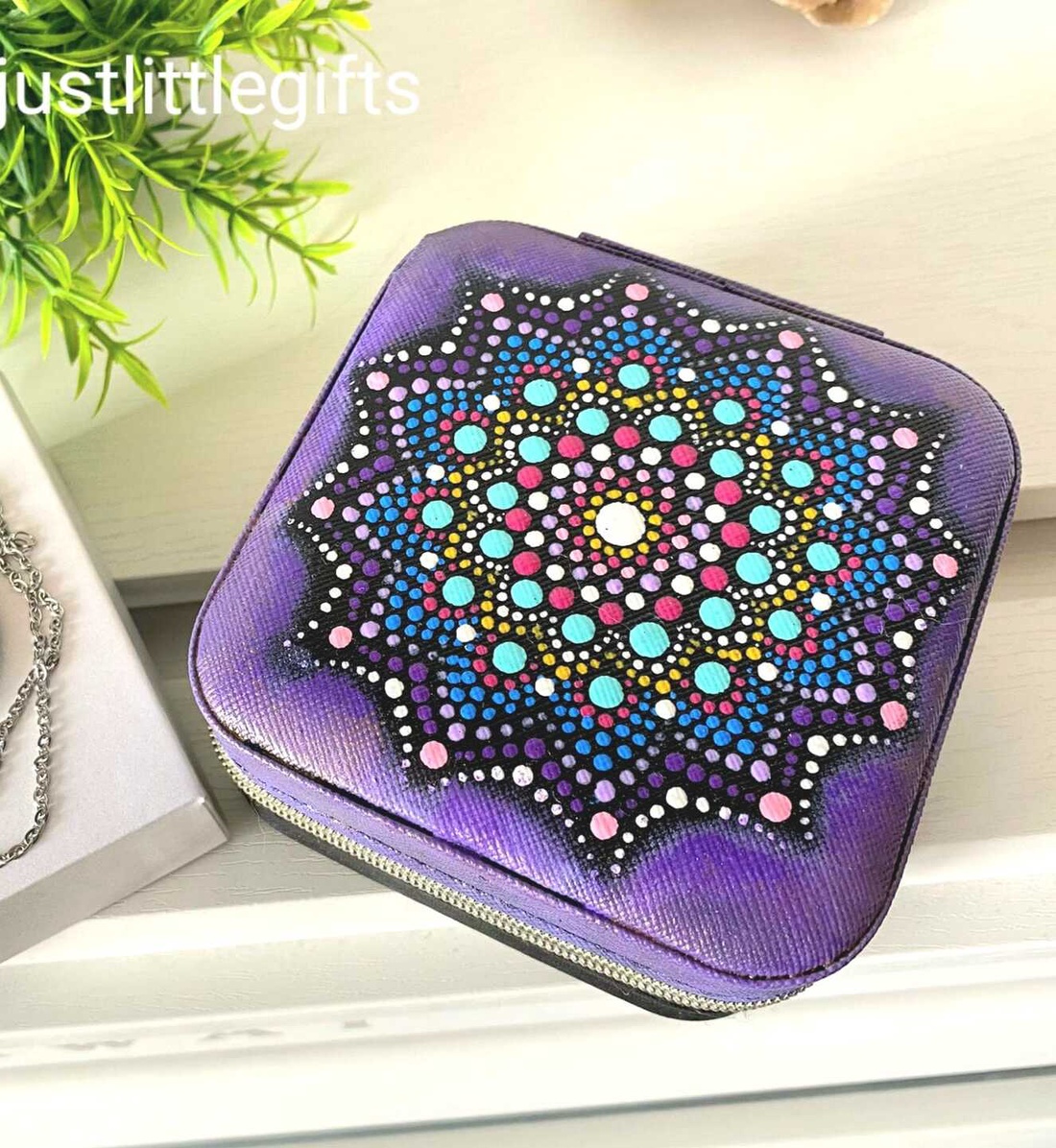 Cutie de bijuterii pictata manual in tehnica mandala dots - obiect personalizat - bijuterii - suporturi și cutii de bijuterii - cutii de bijuterii - Artynos.ro