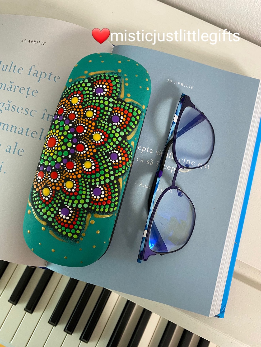 Toc ochelari pictat manual in tehnica mandala dots - genți și portofele - portofele, huse, suporturi - suport de ochelari - Artynos.ro