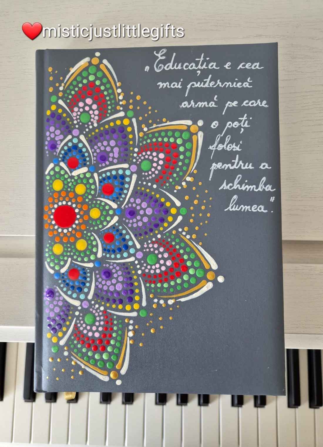 Agenda pictata manual in tehnica mandala dots - casă & stil de viață - produse de papetărie - caiete și jurnale - Artynos.ro