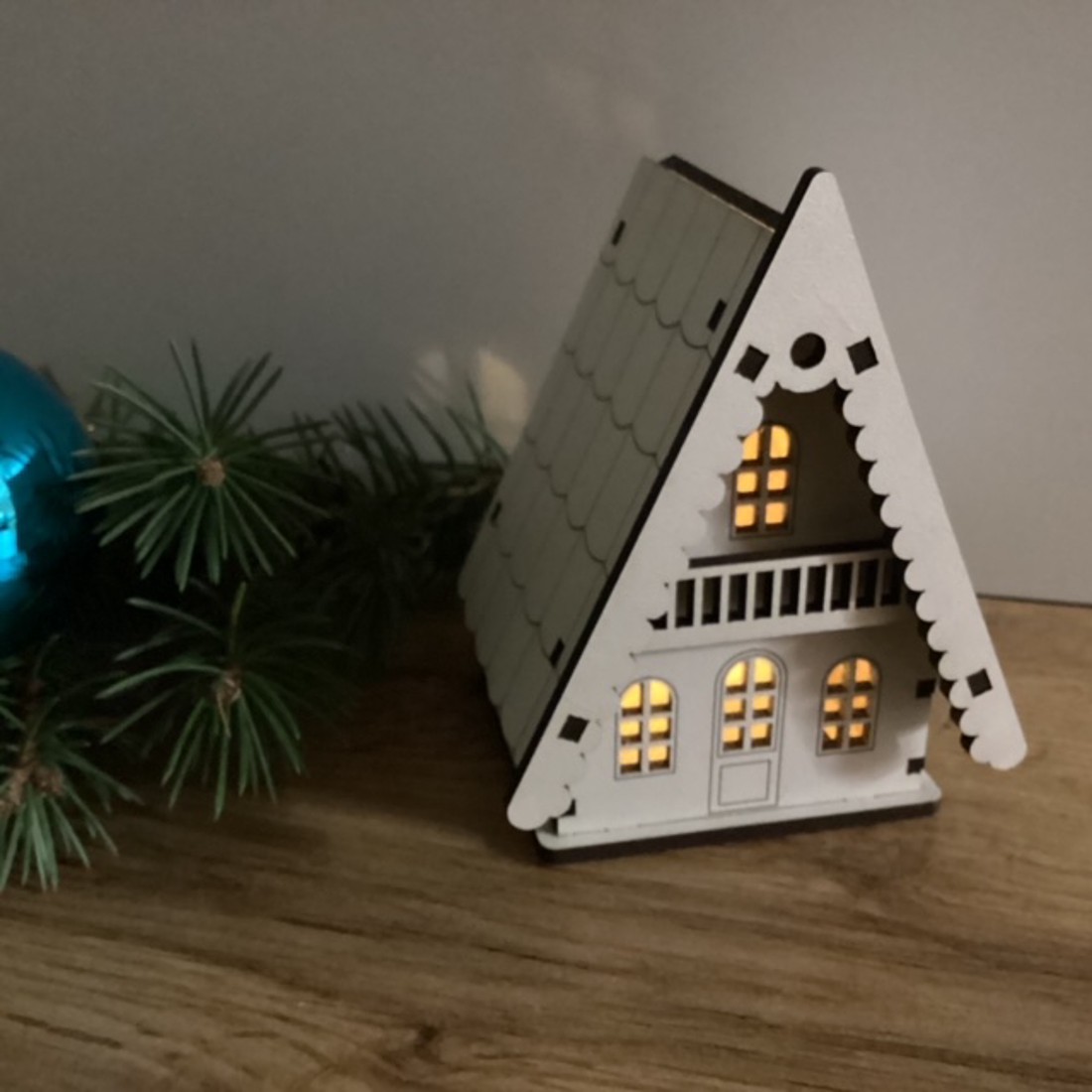 Decorațiuni de masă de Crăciun, lanternă în formă de cabană alpină -  - Artynos.ro Decorațiuni de masă de Crăciun, lanternă în formă de cabană alpină -  - Artynos.ro