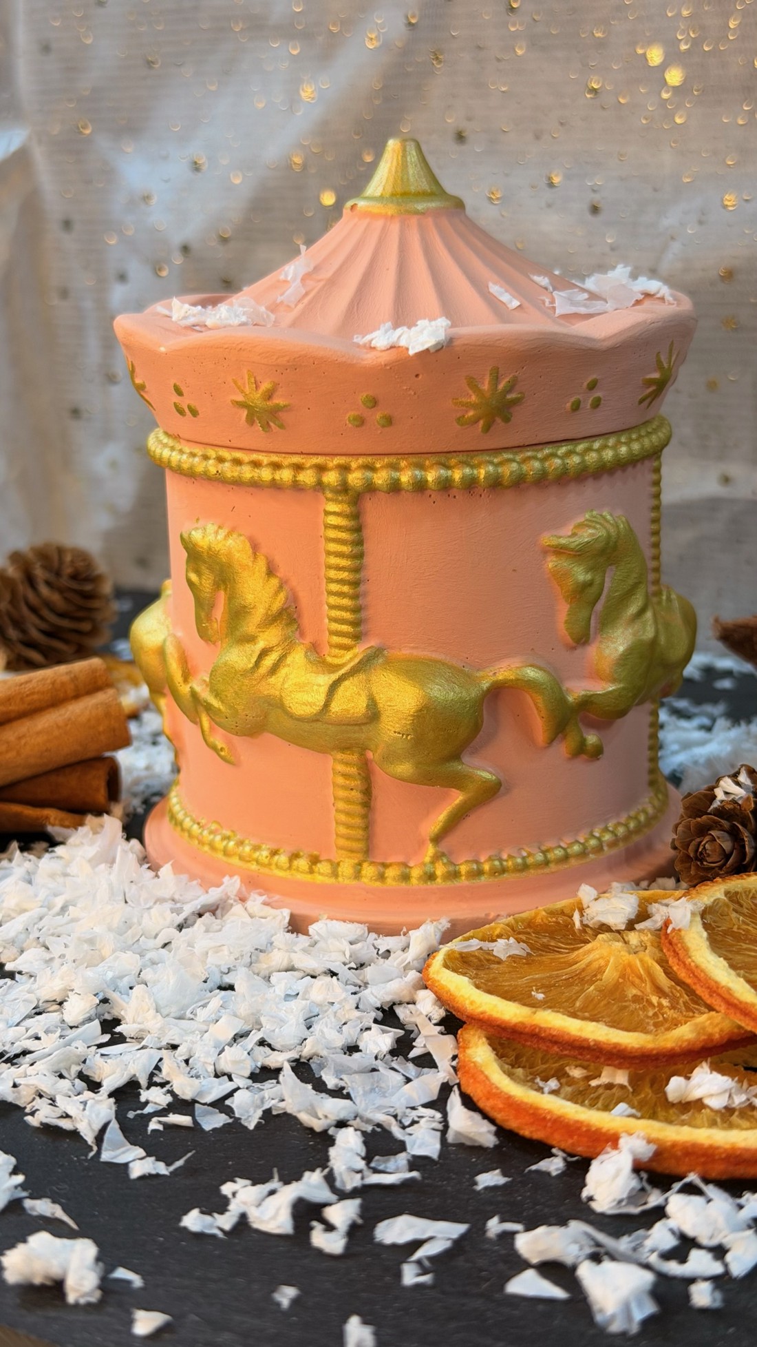 Lumânare parfumată într-un borcan în formă de carusel -  - Artynos.ro