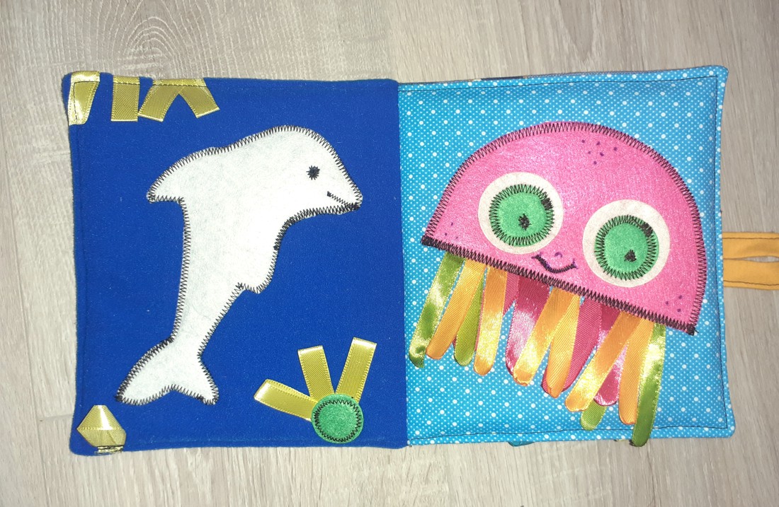 Cartea cu imagini textile Whale - - Artynos.ro Cartea cu imagini textile Whale - - Artynos.ro