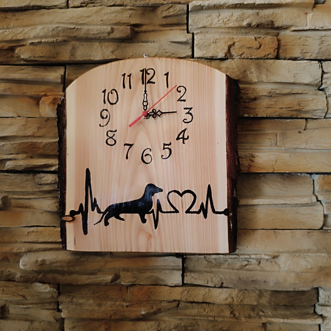 Ceas de perete din pin roșu cu câine dachshund - - Artynos.ro Ceas de perete din pin roșu cu câine dachshund - - Artynos.ro