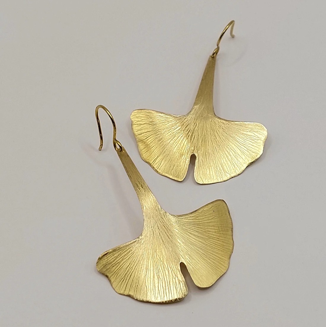 Cercei speciali din alamă GINKGO BILOBA - bijuterii - cercei cu figurine - Artynos.ro Cercei speciali din alamă GINKGO BILOBA - bijuterii - cercei cu figurine - Artynos.ro