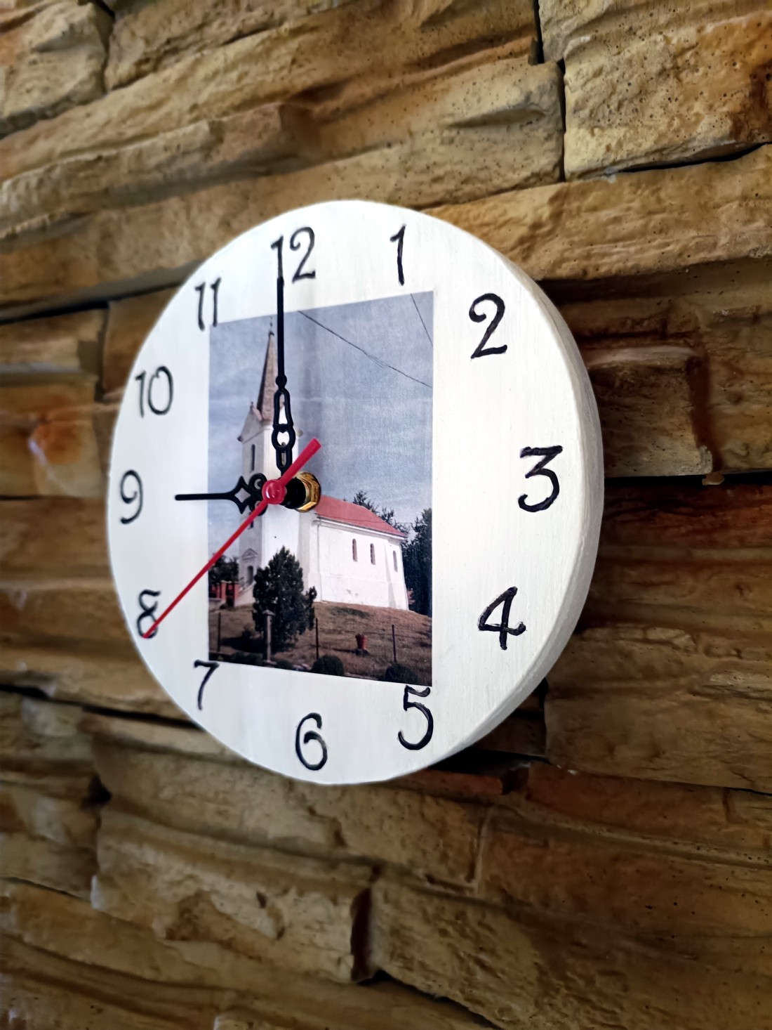 Biserică pe vârf de deal. Ceas de perete din lemn. - - Artynos.ro Biserică pe vârf de deal. Ceas de perete din lemn. - - Artynos.ro