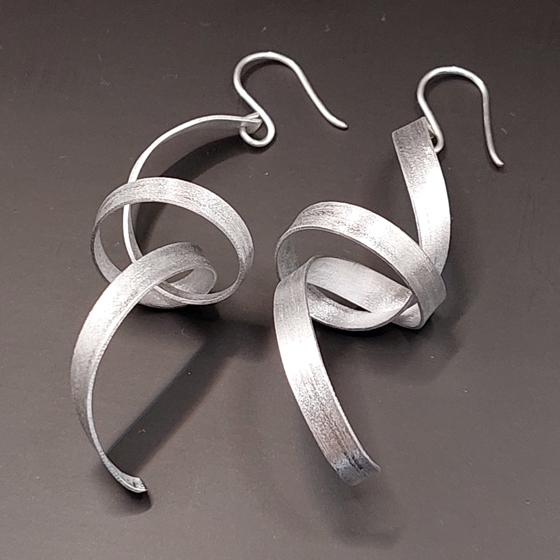 CERCEI MINIMALI DIN ALUMINIU - bijuterii - cercei lungi - Artynos.ro CERCEI MINIMALI DIN ALUMINIU - bijuterii - cercei lungi - Artynos.ro