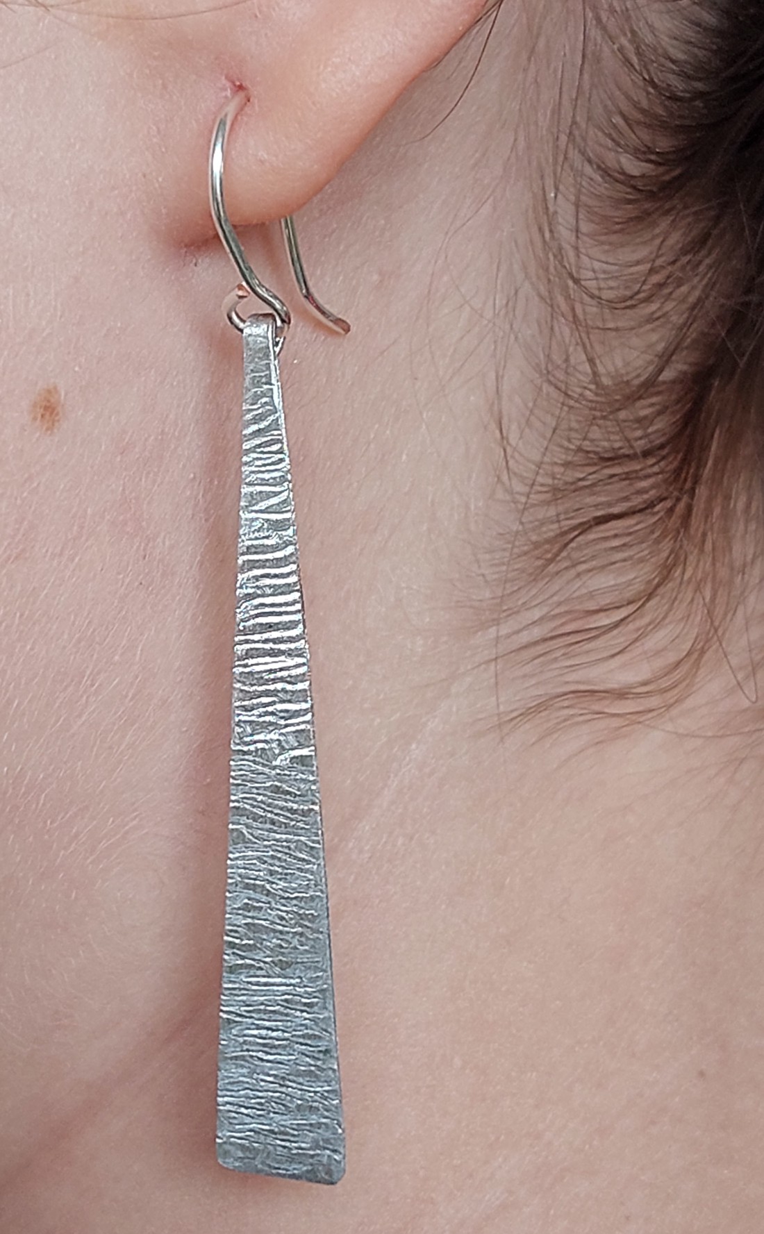 Cercei minimaliști din aluminiu - bijuterii - cercei lungi - Artynos.ro Cercei minimaliști din aluminiu - bijuterii - cercei lungi - Artynos.ro