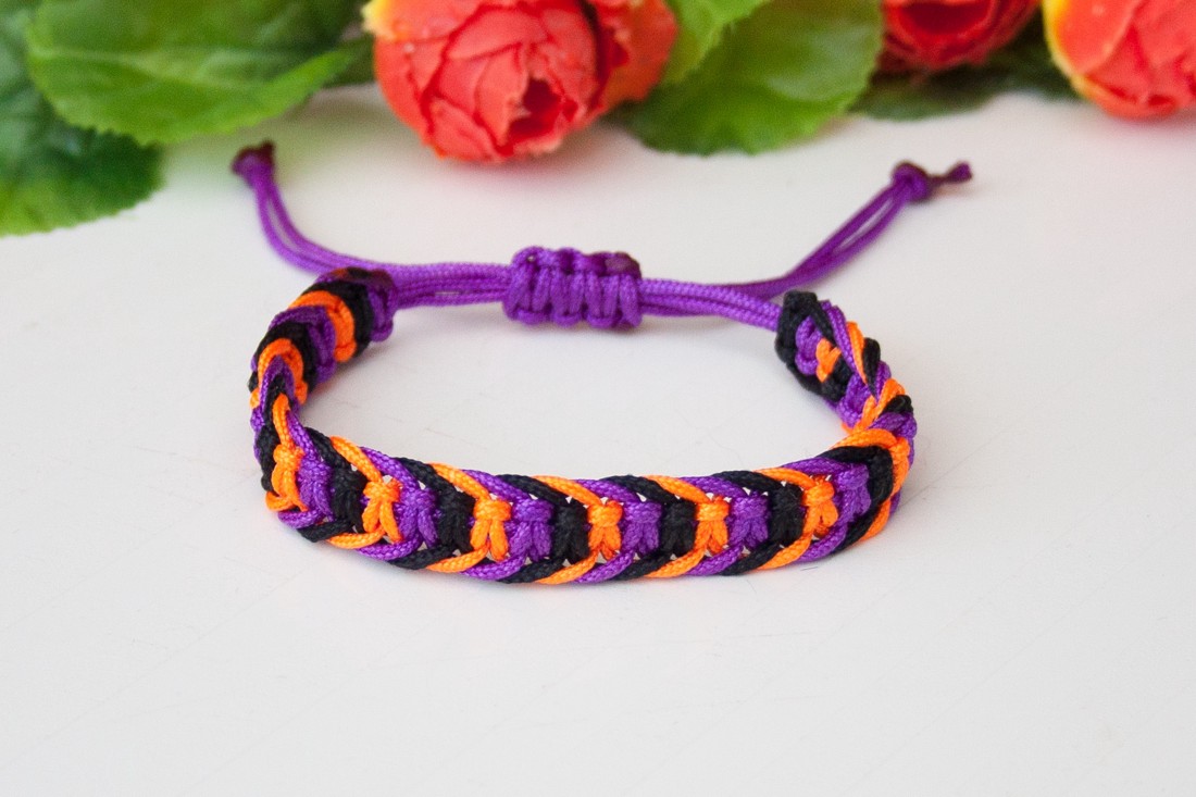 Brățară macramé împletită în trei culori - negru/violet/portocaliu - - Artynos.ro Brățară macramé împletită în trei culori - negru/violet/portocaliu - - Artynos.ro