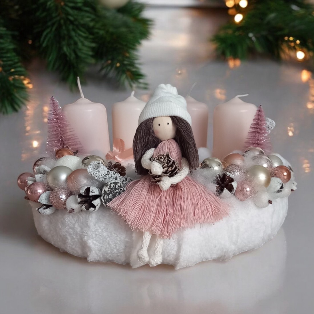 Coroană de Advent cu păpușă macramé - roz, alb - crăciun - decorațiuni de advent - coroniță advent - Artynos.ro