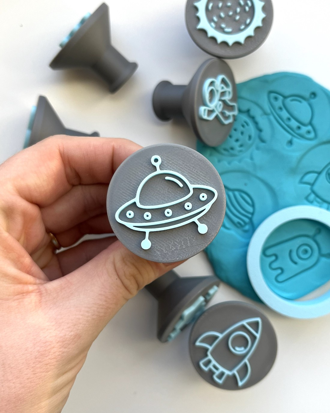 Set de ștampile și formele de prăjituri Astronautul Gyurma � Rachetă, astronaut, OZN și planete  - jucării și echipamente pentru copii - jocuri de gândire - jocuri de sortare a culorilor și formelor - Artynos.ro