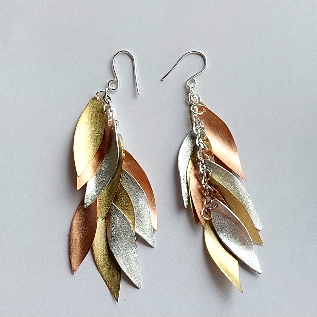 Cercei cu frunze tricolore din cupru și aluminiu - bijuterii - cercei lungi - Artynos.ro Cercei cu frunze tricolore din cupru și aluminiu - bijuterii - cercei lungi - Artynos.ro