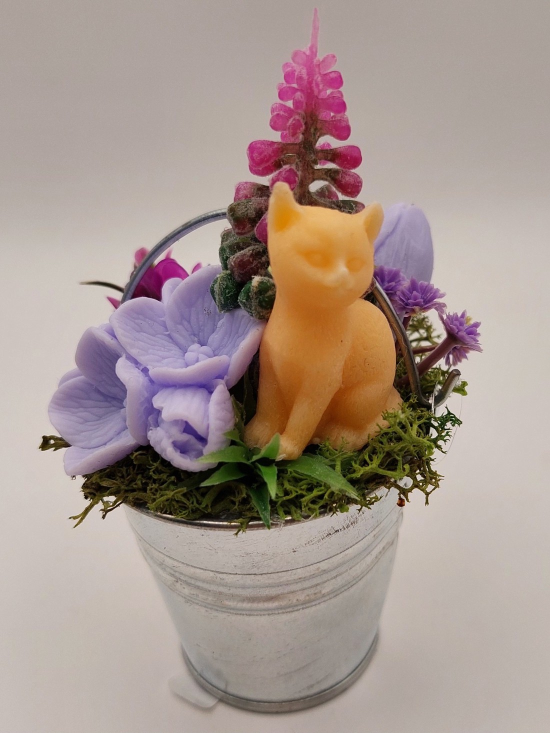 Găleată mică de metal cu flori de săpun și pisoi -  - Artynos.ro