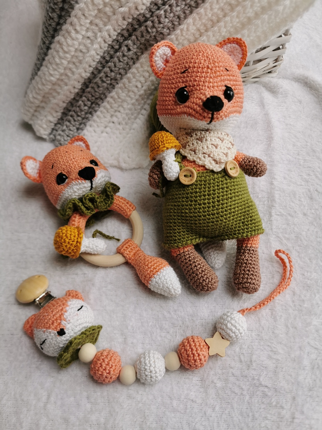 Set bebe crosetat - jucării și echipamente pentru copii - jucării bebeluși - lanț suzetă - Artynos.ro Set bebe crosetat - jucării și echipamente pentru copii - jucării bebeluși - lanț suzetă - Artynos.ro