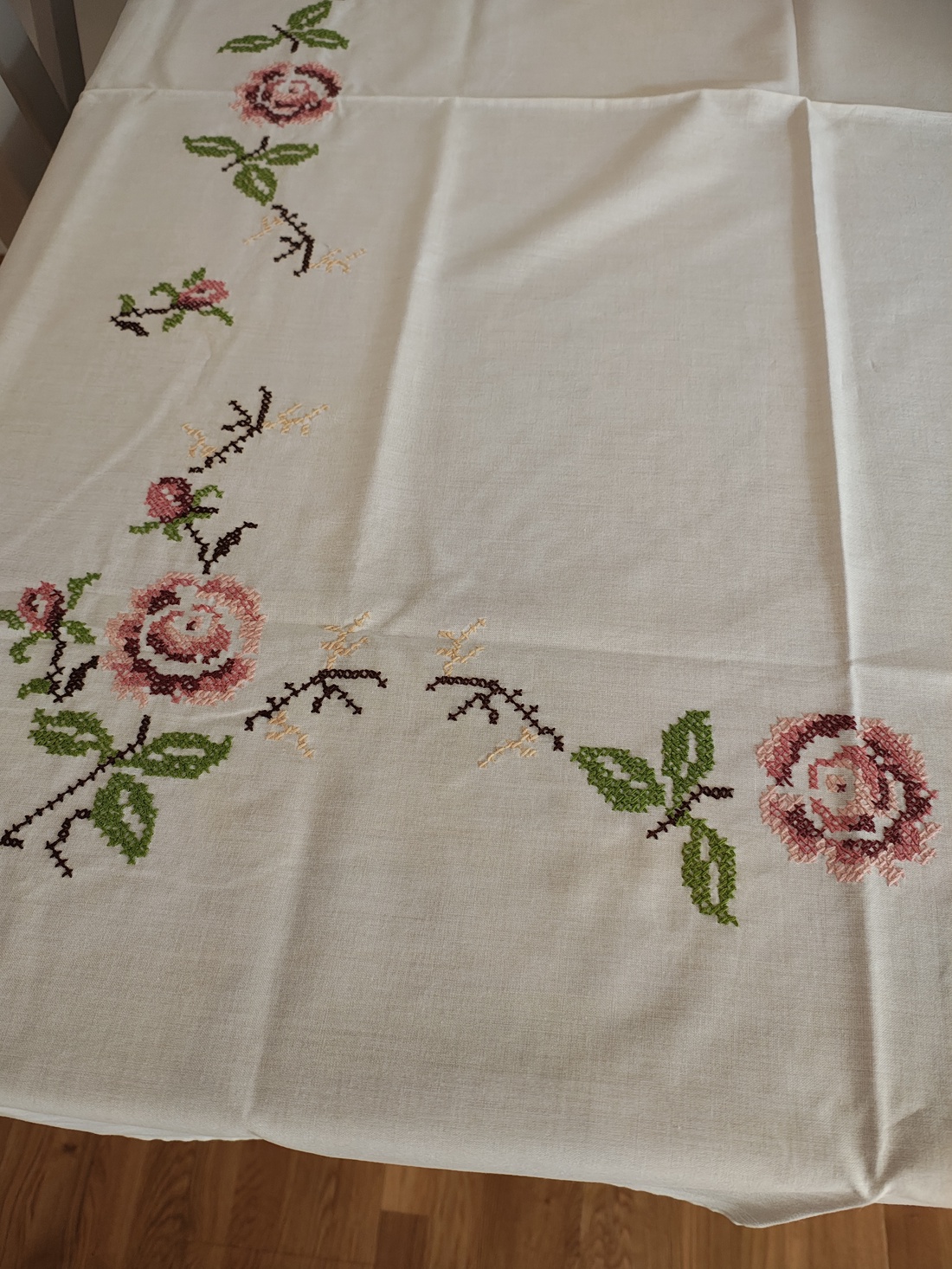Fata de mas brodata manual - casă & stil de viață - accesorii pentru decorat casa - decorațiuni de masă și decorațiuni pentru rafturi - decorațiuni de masă - Artynos.ro Fata de mas brodata manual - casă & stil de viață - accesorii pentru decorat casa - decorațiuni de masă și decorațiuni pentru rafturi - decorațiuni de masă - Artynos.ro
