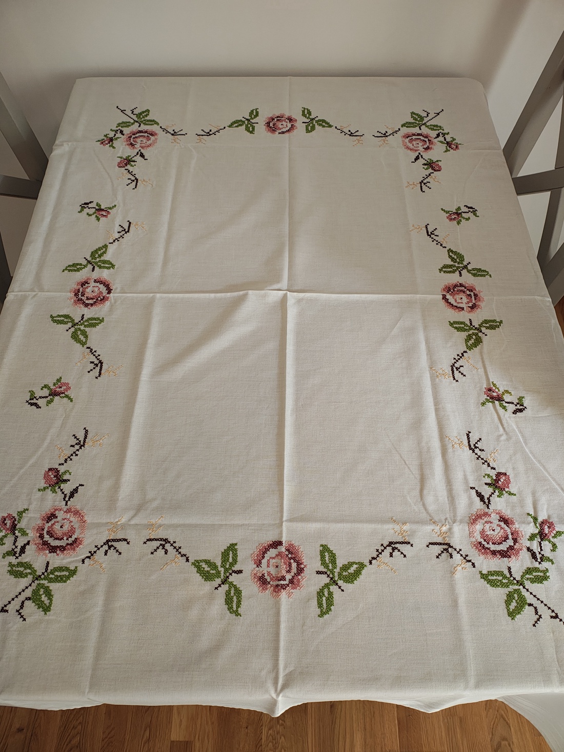 Fata de mas brodata manual - casă & stil de viață - accesorii pentru decorat casa - decorațiuni de masă și decorațiuni pentru rafturi - decorațiuni de masă - Artynos.ro Fata de mas brodata manual - casă & stil de viață - accesorii pentru decorat casa - decorațiuni de masă și decorațiuni pentru rafturi - decorațiuni de masă - Artynos.ro