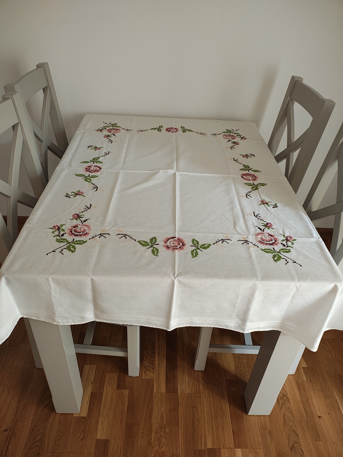 Fata de mas brodata manual - casă & stil de viață - accesorii pentru decorat casa - decorațiuni de masă și decorațiuni pentru rafturi - decorațiuni de masă - Artynos.ro Fata de mas brodata manual - casă & stil de viață - accesorii pentru decorat casa - decorațiuni de masă și decorațiuni pentru rafturi - decorațiuni de masă - Artynos.ro