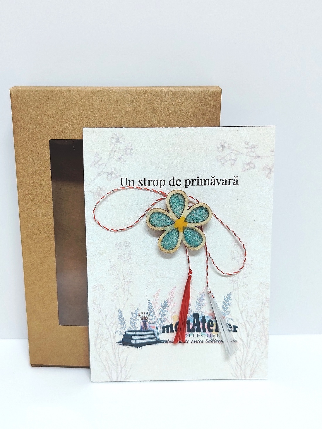 Martisor tip floare de lemn turcoaz - bijuterii - mărțișor - Artynos.ro