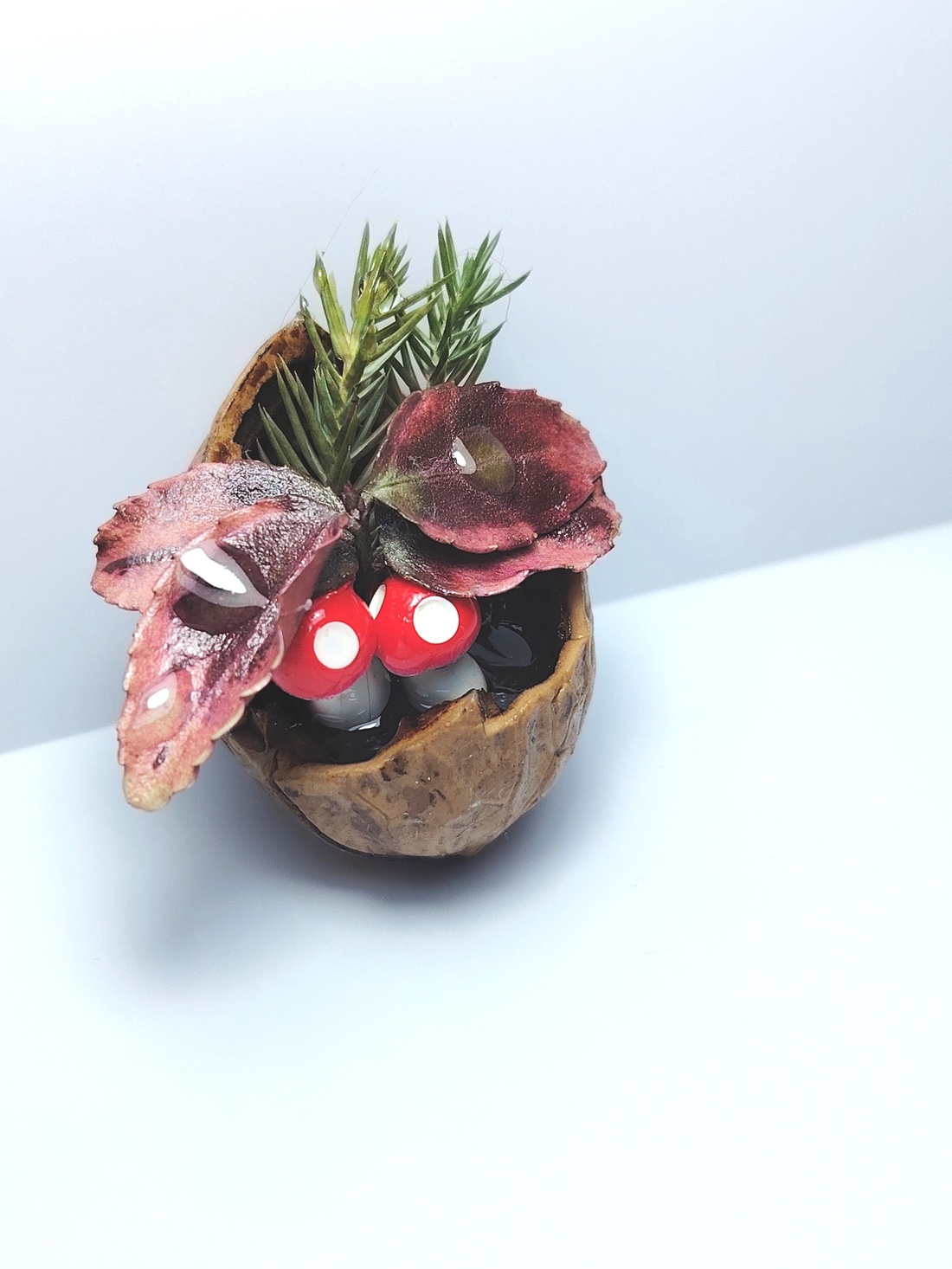 Mărtisor mini aranjament natural în nucă - bijuterii - mărțișor - Artynos.ro