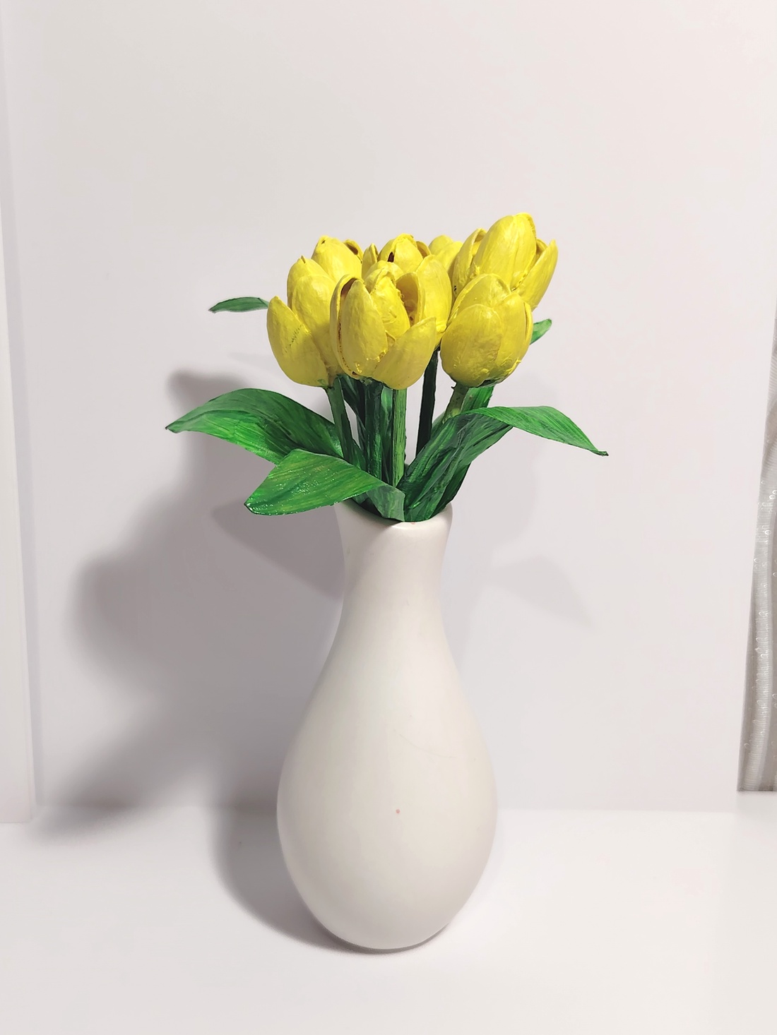 Aranjament handmade cu lalele din coji de fistic în vază. -Mic - - casă & stil de viață - decorațiuni de casă - accesorii florale - buchete de flori - Artynos.ro