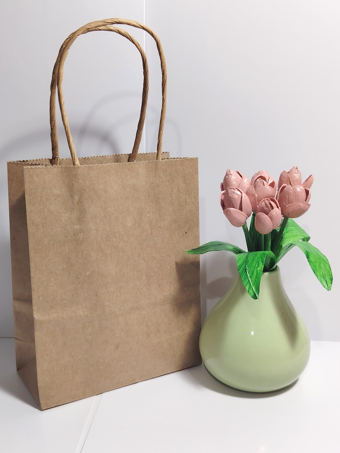 Aranjament handmade cu lalele din coji de fistic în vază. -Mic - - casă & stil de viață - decorațiuni de casă - accesorii florale - buchete de flori - Artynos.ro