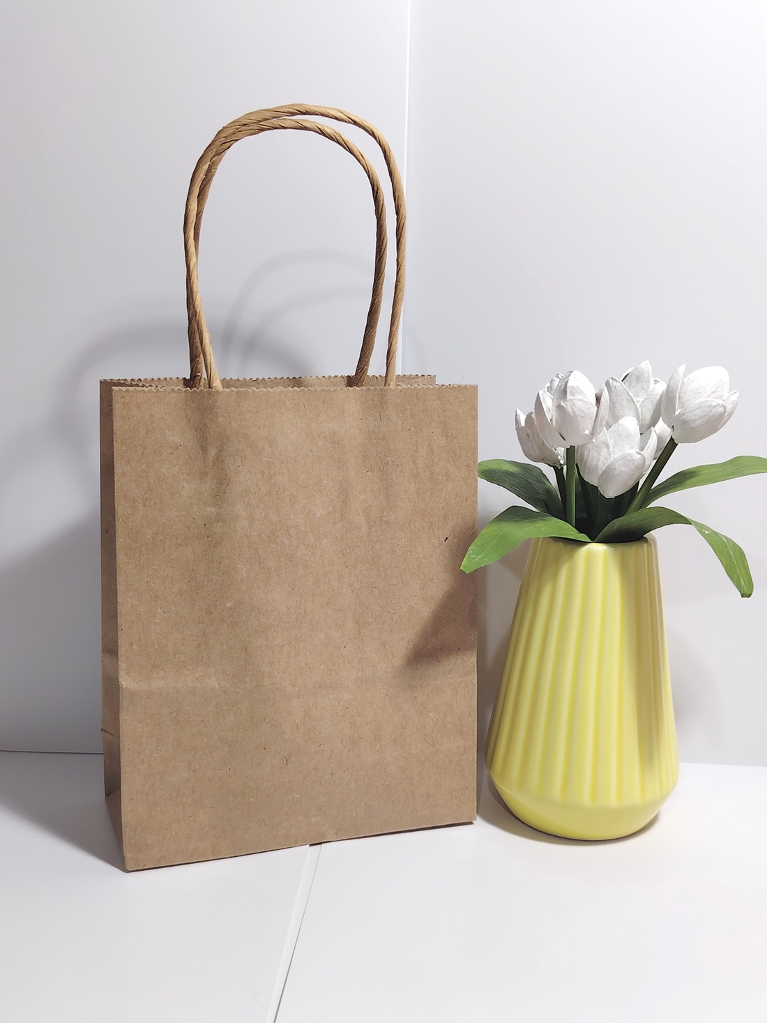 Aranjament handmade cu lalele din coji de fistic în vază. -Mic - - casă & stil de viață - decorațiuni de casă - accesorii florale - buchete de flori - Artynos.ro