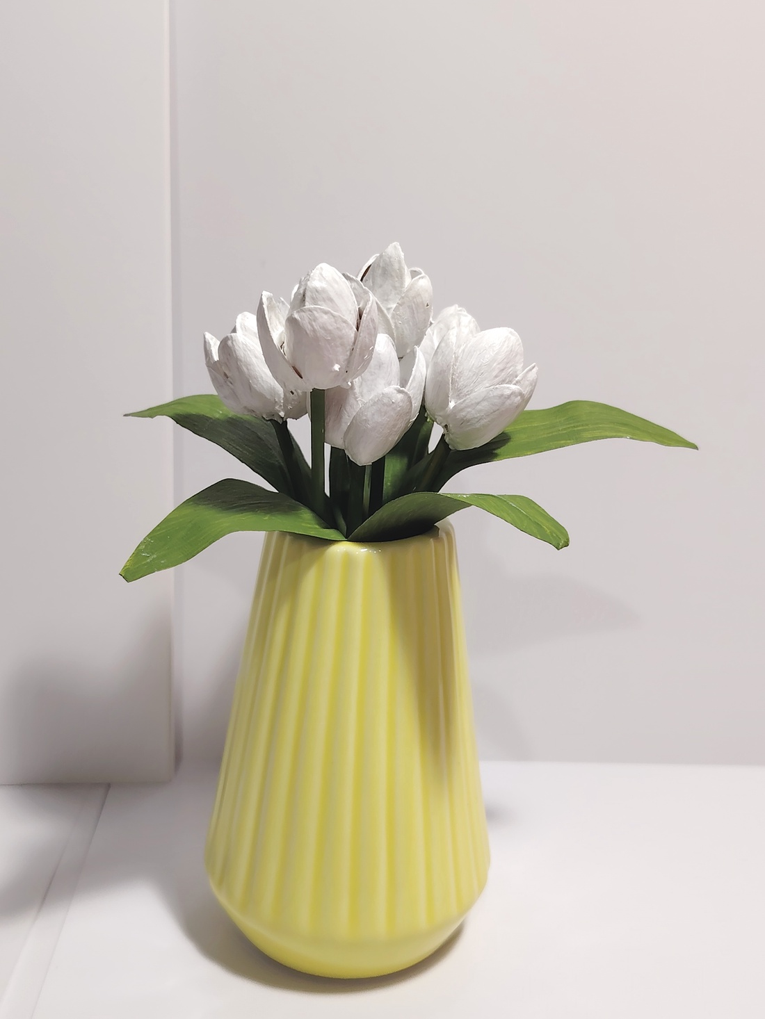 Aranjament handmade cu lalele din coji de fistic în vază. -Mic - - casă & stil de viață - decorațiuni de casă - accesorii florale - buchete de flori - Artynos.ro