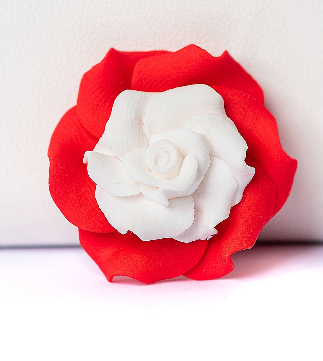 Brosa handmade trandafiri - bijuterii - broșe - Artynos.ro