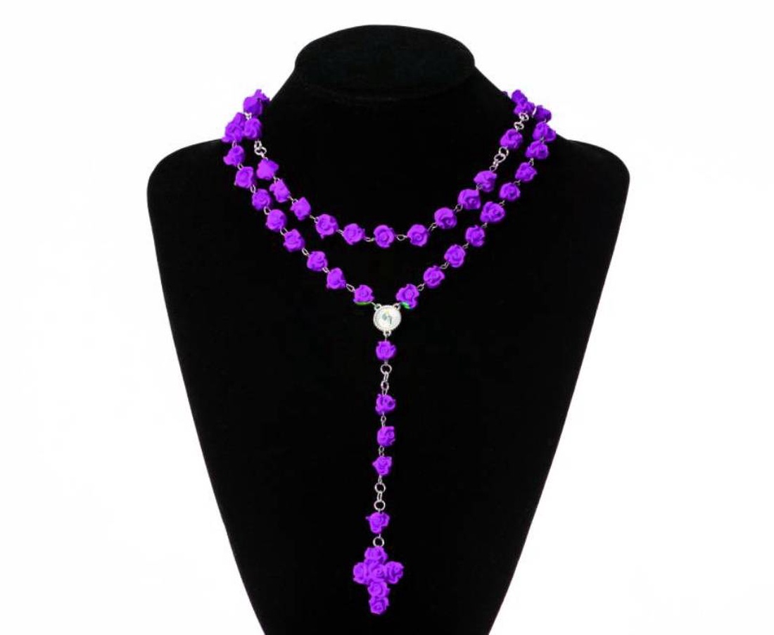 Rozariu handmade trandafiri - bijuterii - coliere - coliere cu mărgele - Artynos.ro Rozariu handmade trandafiri - bijuterii - coliere - coliere cu mărgele - Artynos.ro