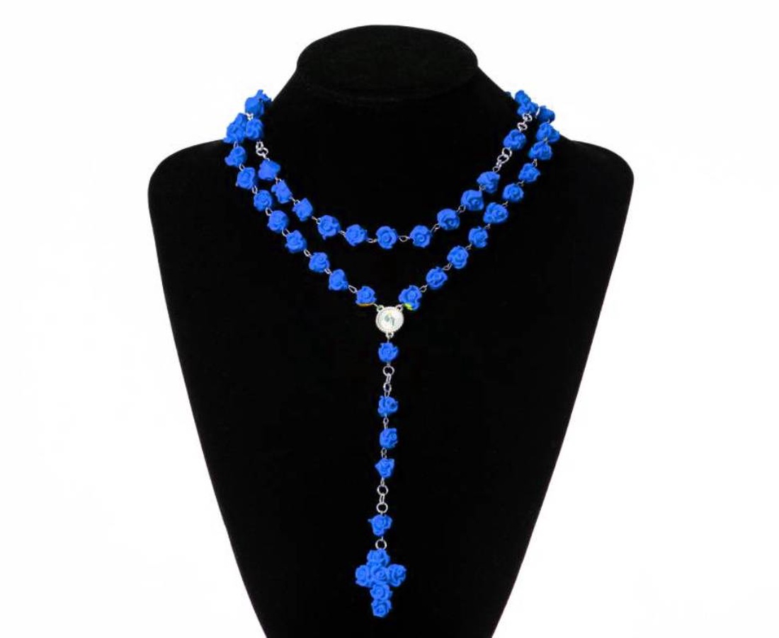 Rozariu handmade trandafiri - bijuterii - coliere - coliere cu mărgele - Artynos.ro Rozariu handmade trandafiri - bijuterii - coliere - coliere cu mărgele - Artynos.ro