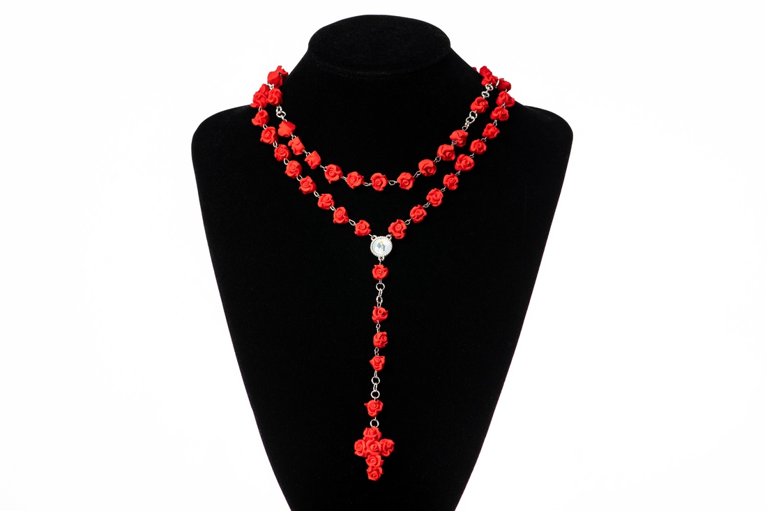 Rozariu handmade trandafiri - bijuterii - coliere - coliere cu mărgele - Artynos.ro Rozariu handmade trandafiri - bijuterii - coliere - coliere cu mărgele - Artynos.ro