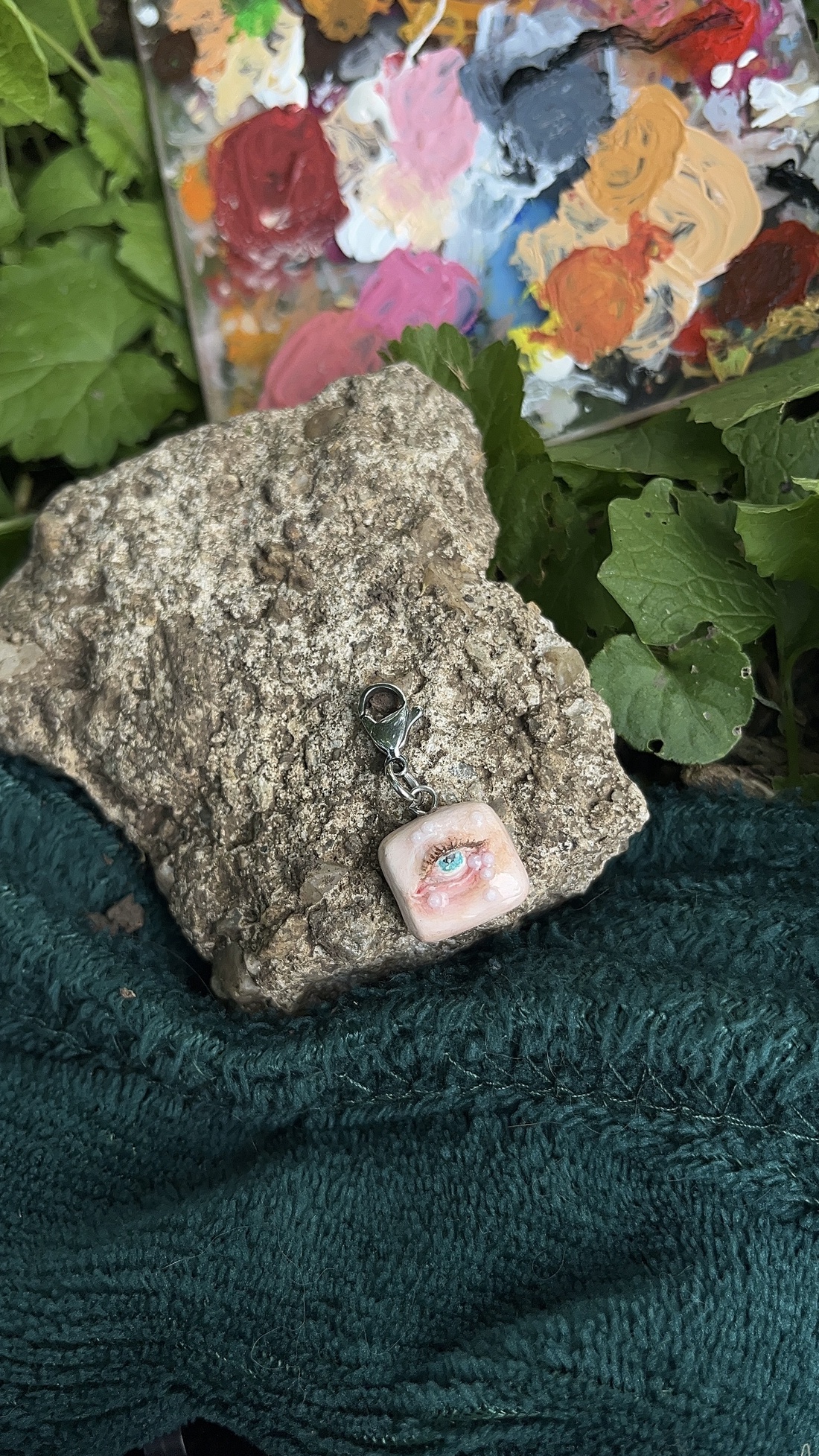 Ochi sculptat în miniatură cu perle - arte vizuale și accesorii  - sculptură - sculpturi și figurine din ceramică - Artynos.ro