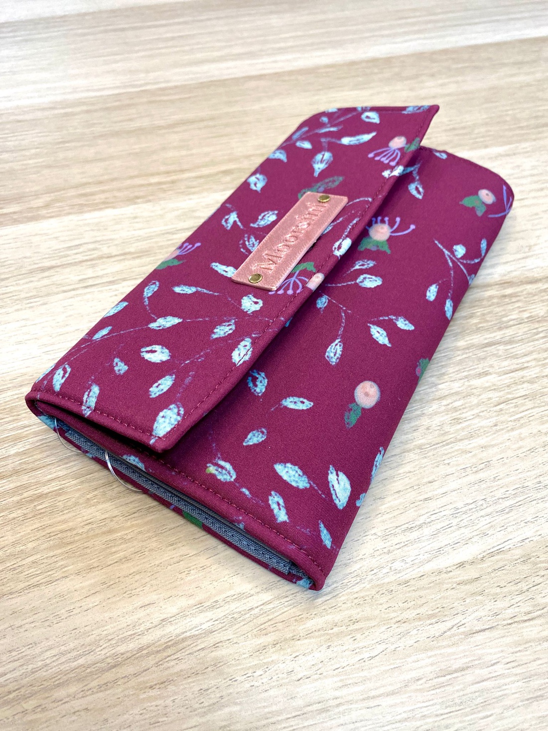Portofel burgundy floral 20x11cm - geantă și husă - portofele, huse, suporturi - portofel - portofele damă - Artynos.ro Portofel burgundy floral 20x11cm - geantă și husă - portofele, huse, suporturi - portofel - portofele damă - Artynos.ro