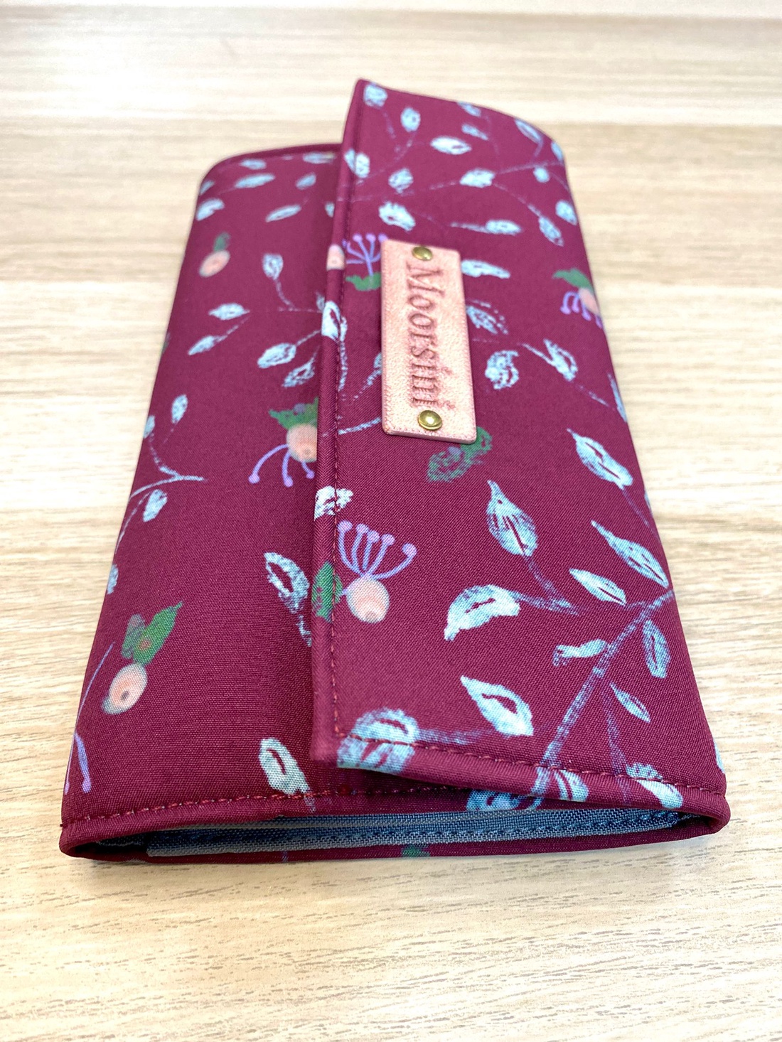 Portofel burgundy floral 20x11cm - geantă și husă - portofele, huse, suporturi - portofel - portofele damă - Artynos.ro Portofel burgundy floral 20x11cm - geantă și husă - portofele, huse, suporturi - portofel - portofele damă - Artynos.ro