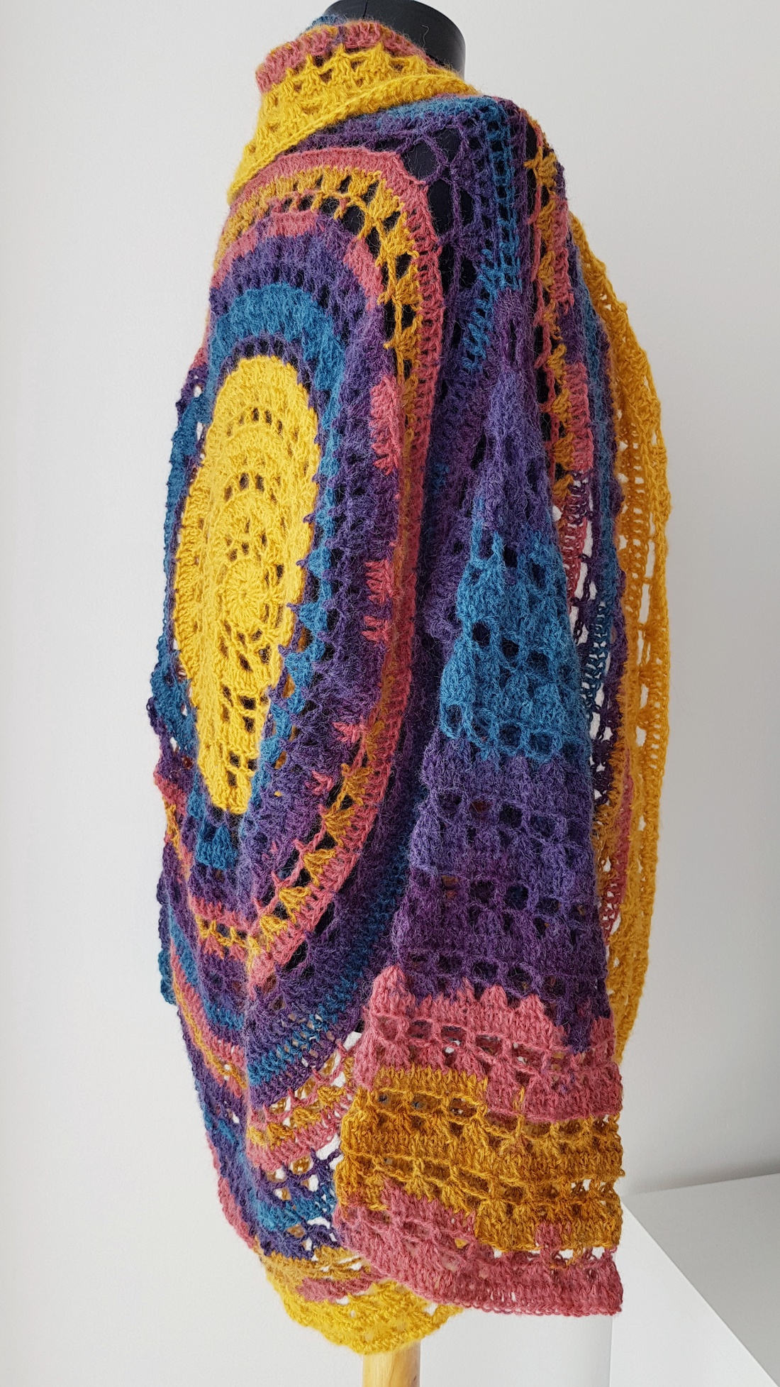 Cardigan circular crosetat - îmbrăcăminte și modă - haine damă - hanorace, cardigane - Artynos.ro Cardigan circular crosetat - îmbrăcăminte și modă - haine damă - hanorace, cardigane - Artynos.ro