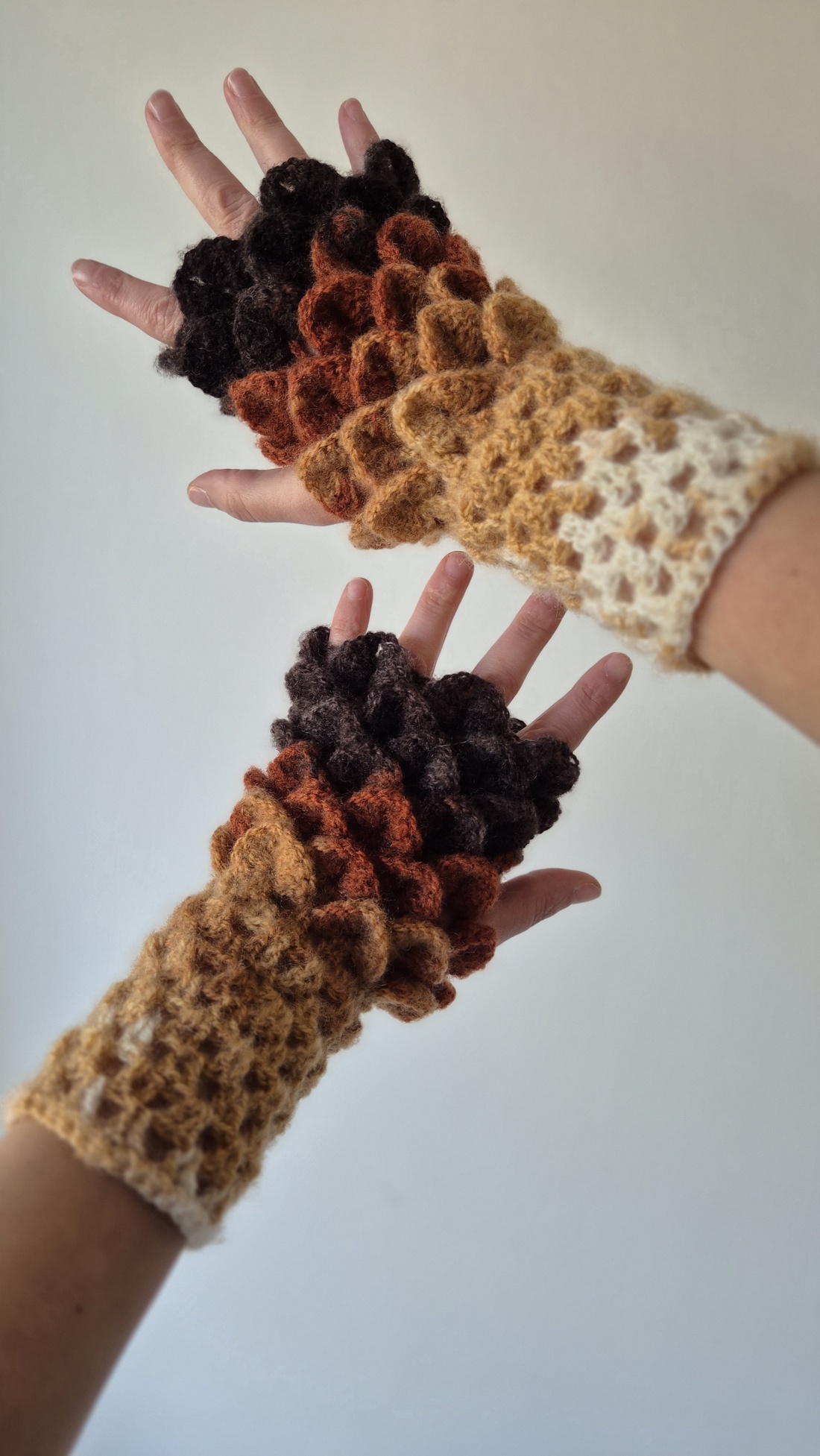 Manusi crosetate - îmbrăcăminte și modă - eșarfe, pălării, fularuri - mănușă - Artynos.ro Manusi crosetate - îmbrăcăminte și modă - eșarfe, pălării, fularuri - mănușă - Artynos.ro