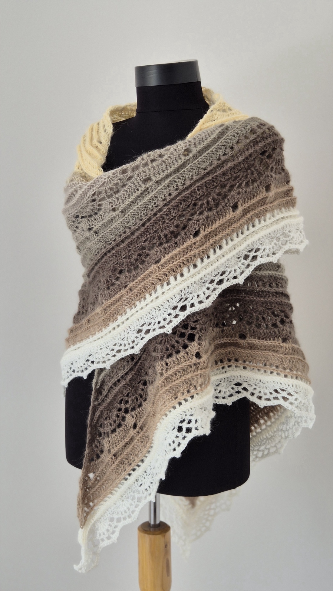 Sal triunghiular crosetat - îmbrăcăminte și modă - eșarfe, pălării, fularuri - șaluri - Artynos.ro