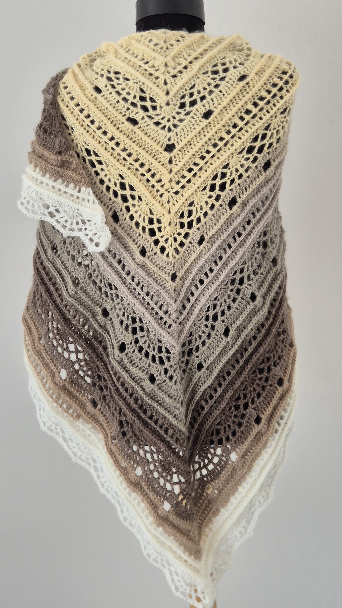 Sal triunghiular crosetat - îmbrăcăminte și modă - eșarfe, pălării, fularuri - șaluri - Artynos.ro