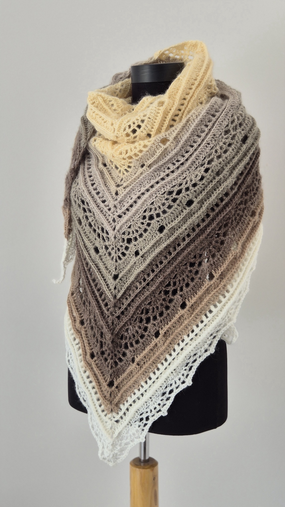 Sal triunghiular crosetat - îmbrăcăminte și modă - eșarfe, pălării, fularuri - șaluri - Artynos.ro