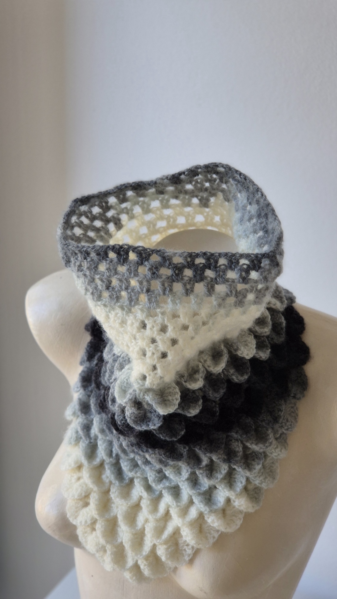 Fular circular crosetat - îmbrăcăminte și modă - eșarfe, pălării, fularuri - eșarfe - Artynos.ro