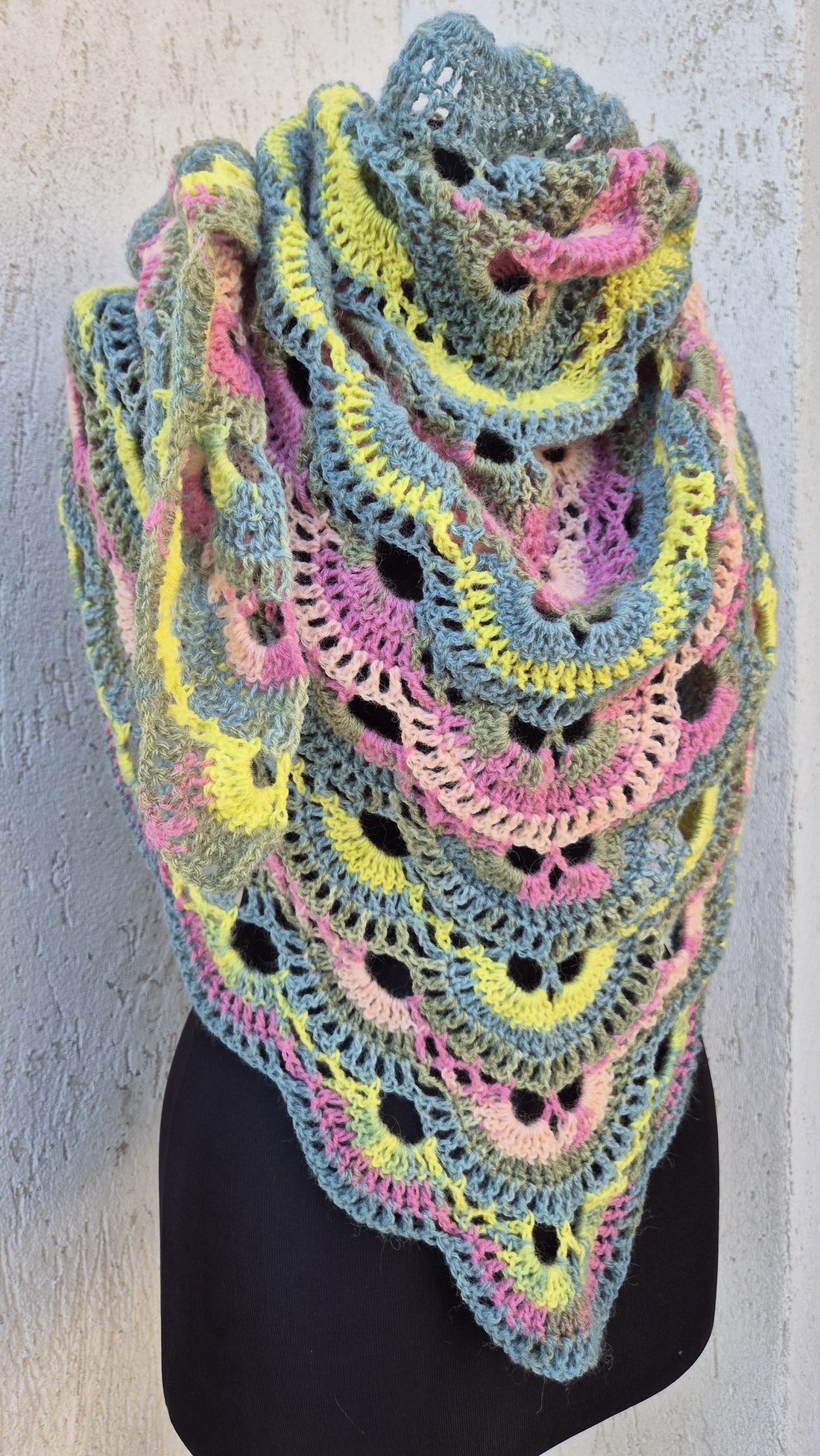 Sal triunghiular crosetat - îmbrăcăminte și modă - eșarfe, pălării, fularuri - șaluri - Artynos.ro