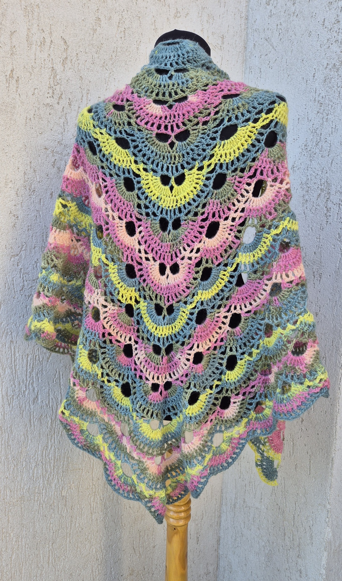 Sal triunghiular crosetat - îmbrăcăminte și modă - eșarfe, pălării, fularuri - șaluri - Artynos.ro