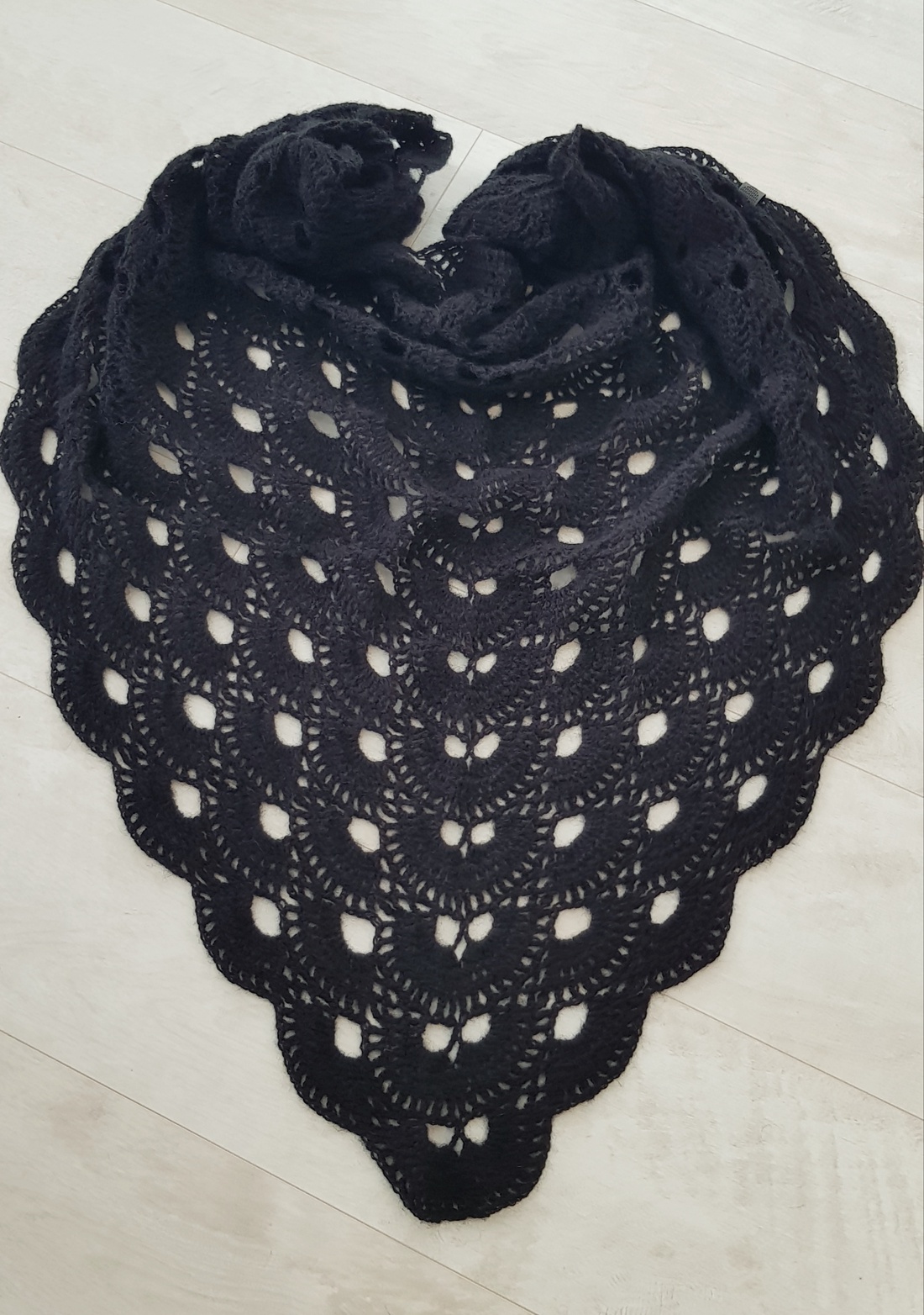 Șal Crochetat Manual Negru Clasic si Rafinat - îmbrăcăminte și modă - eșarfe, pălării, fularuri - șaluri - Artynos.ro