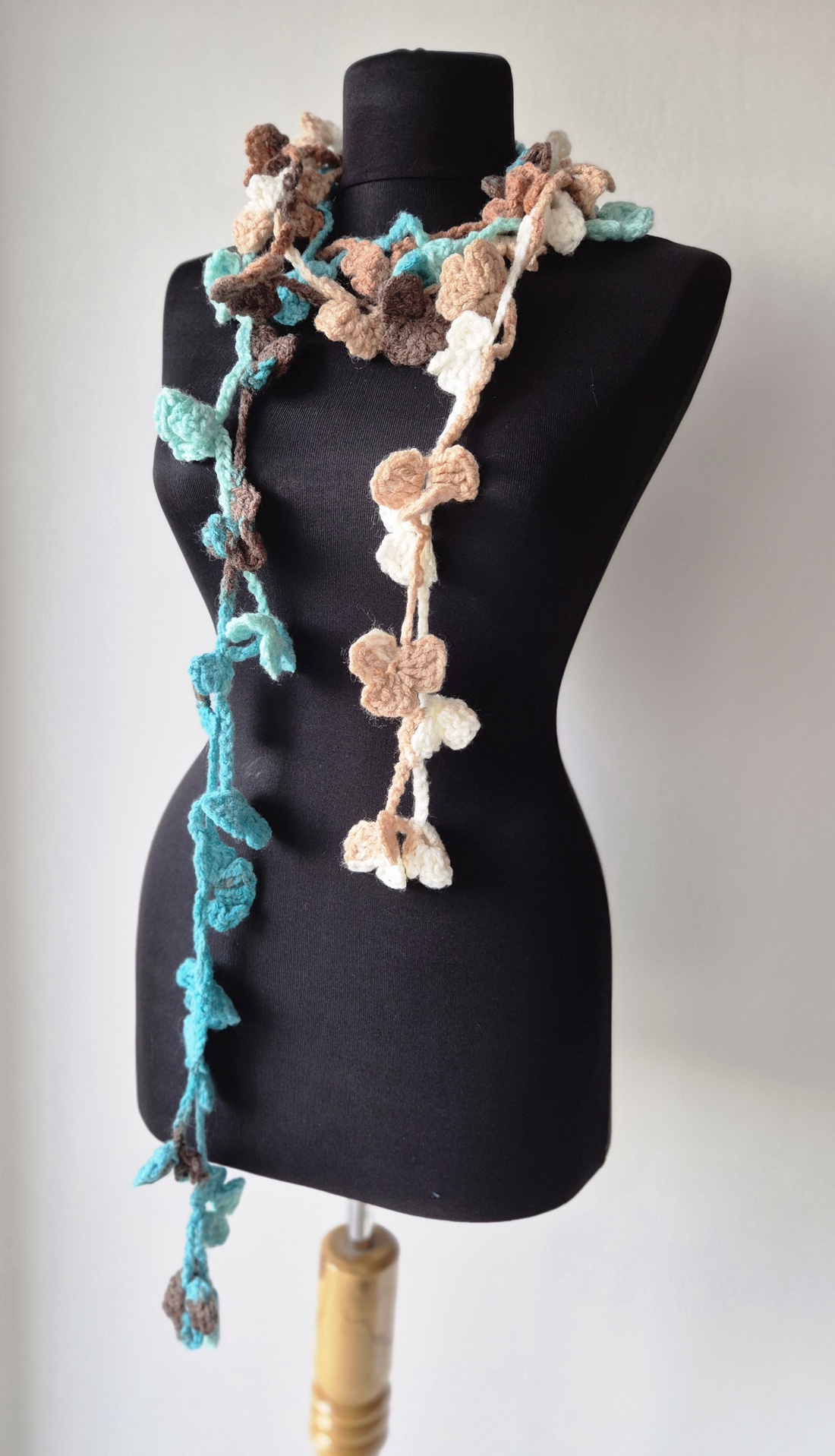 Flori crosetate, esarfa de primavara - îmbrăcăminte și modă - eșarfe, pălării, fularuri - eșarfe - Artynos.ro