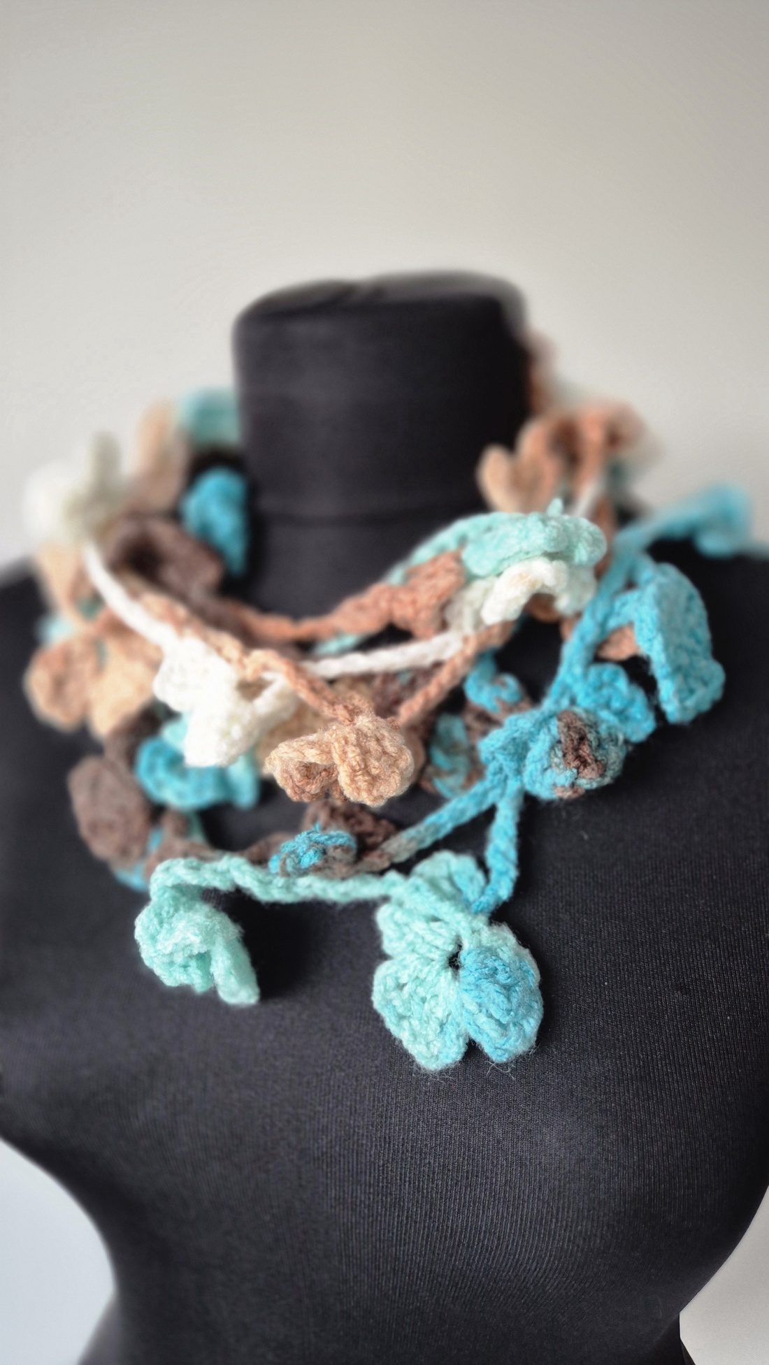 Flori crosetate, esarfa de primavara - îmbrăcăminte și modă - eșarfe, pălării, fularuri - eșarfe - Artynos.ro