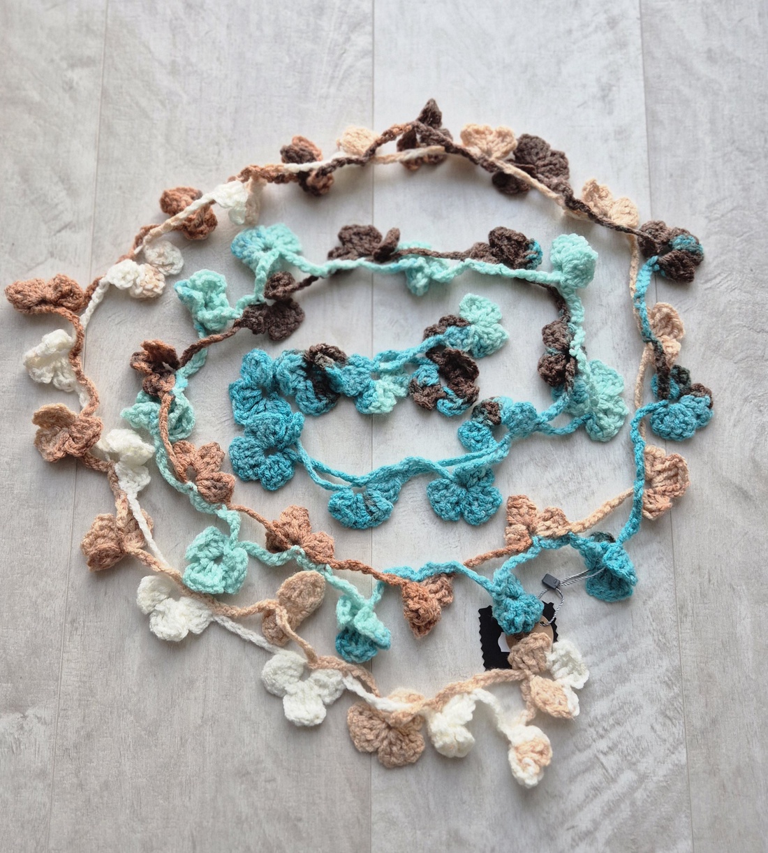 Flori crosetate, esarfa de primavara - îmbrăcăminte și modă - eșarfe, pălării, fularuri - eșarfe - Artynos.ro