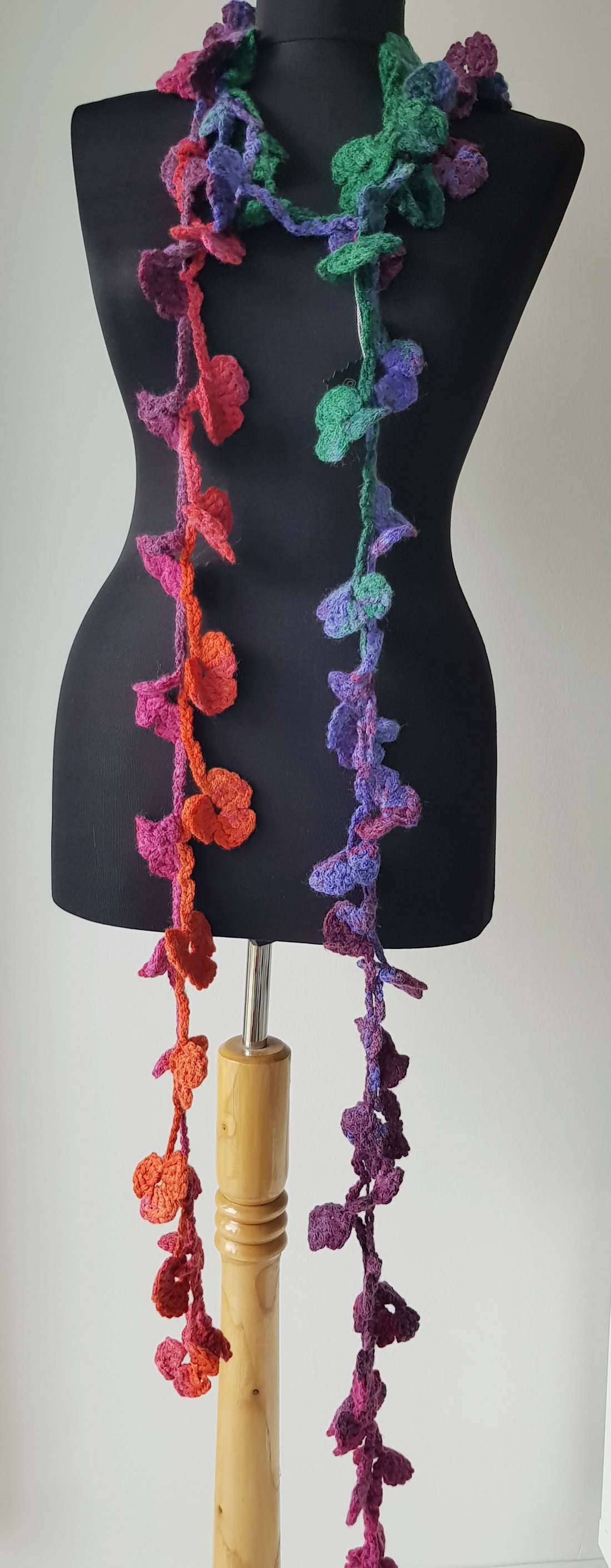 Flori crosetate, esarfa de primavara - îmbrăcăminte și modă - eșarfe, pălării, fularuri - eșarfe - Artynos.ro