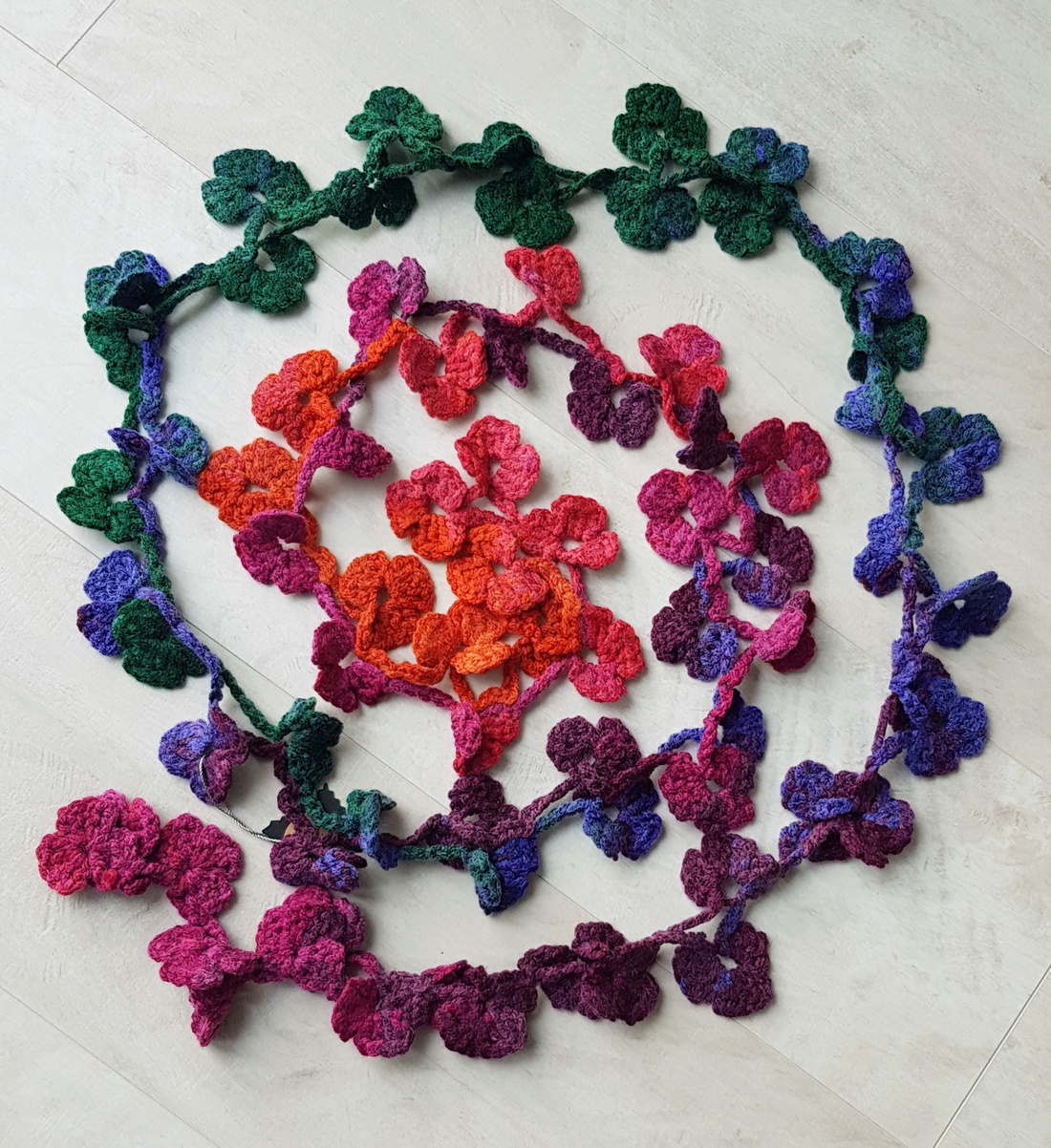 Flori crosetate, esarfa de primavara - îmbrăcăminte și modă - eșarfe, pălării, fularuri - eșarfe - Artynos.ro