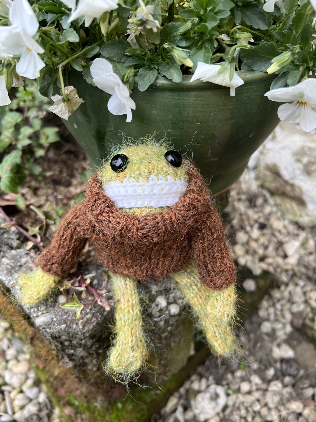 Broasca care așteaptă primăvara � Figurină unică, tricotată manual (14 cm) - accessorii și unelte - accesorii decorative - figurine - Artynos.ro