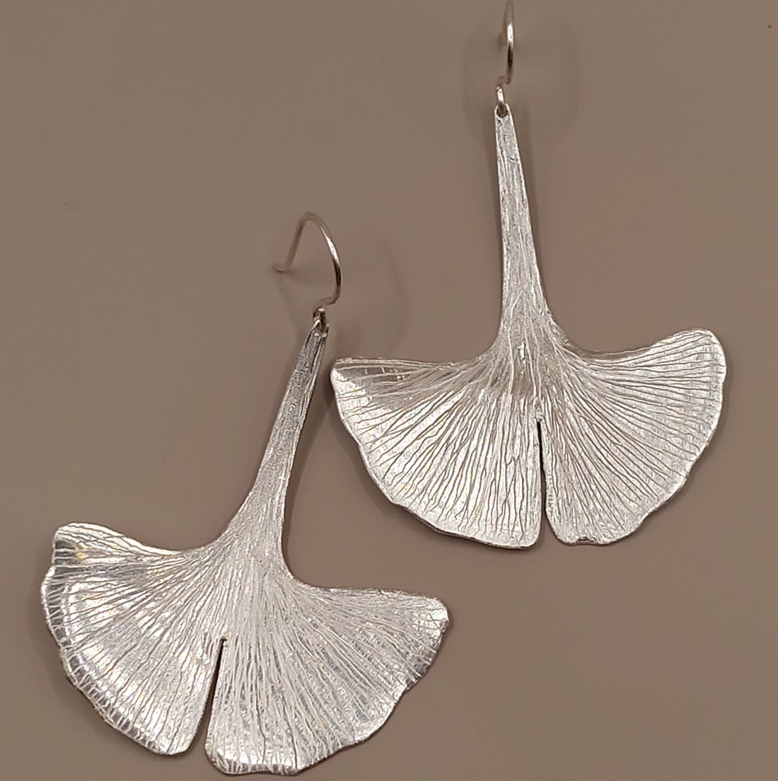 Cercei speciali GINGKO BILOBA din aluminiu - bijuterii - cercei lungi - Artynos.ro Cercei speciali GINGKO BILOBA din aluminiu - bijuterii - cercei lungi - Artynos.ro